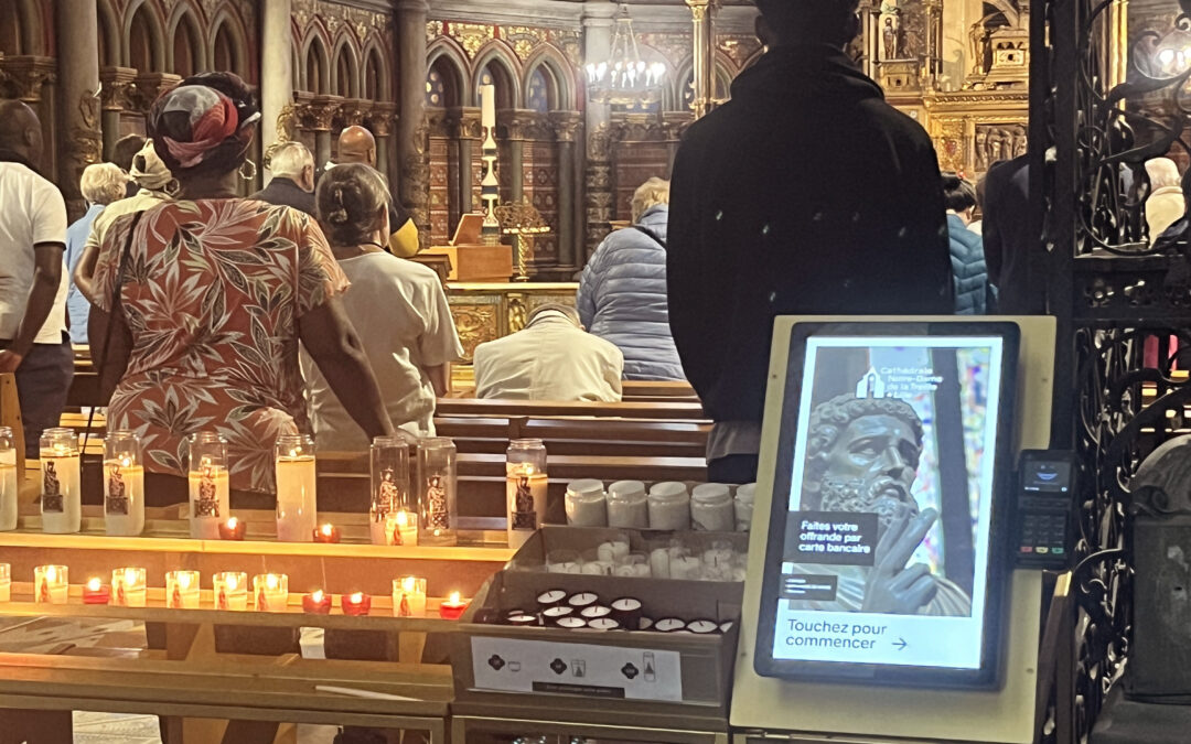 Borne de dons 6xPOS installée dans une église avec fidèles en prière